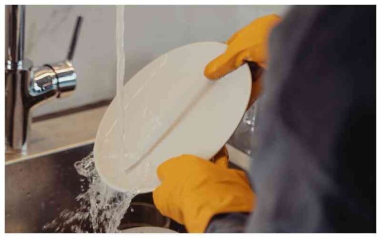 Cleaning the inside of a dishwasher with vinegar